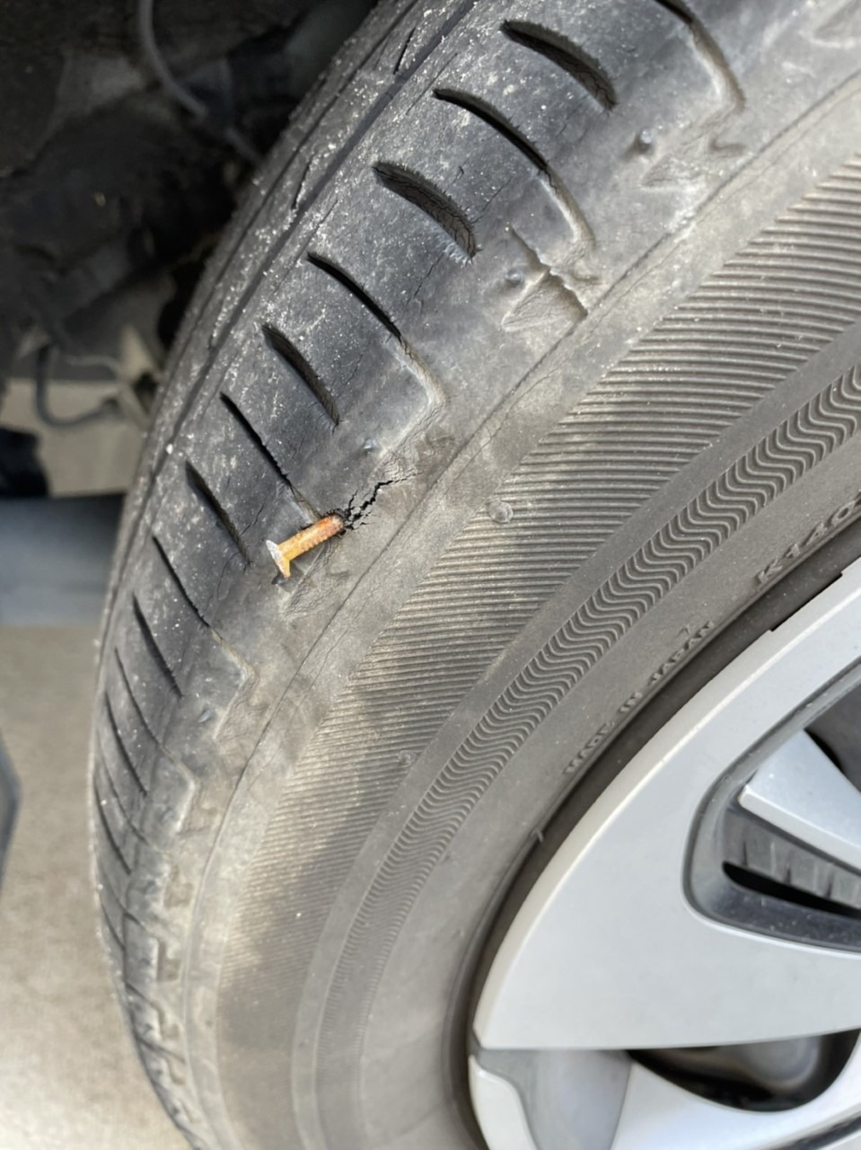 車のタイヤがパンクしたからキットで自分で修理。意外と簡単で驚いた