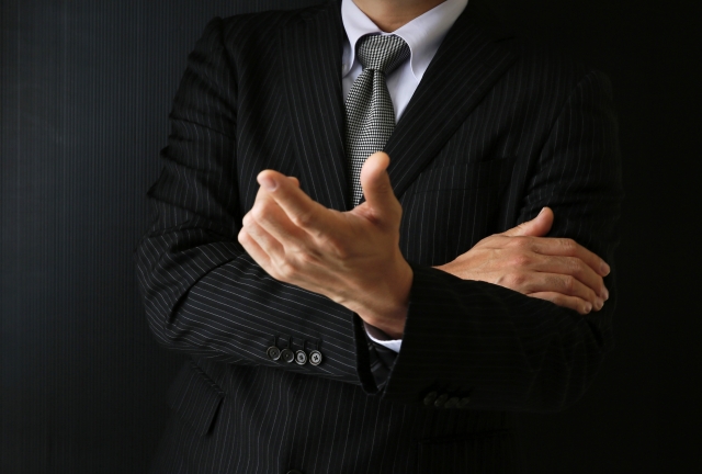 専務とは？常務との違いや仕事・役割・給料を徹底解説！ - 起業ログ