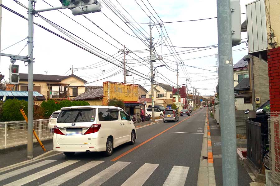 ガレージと生活空間が融合。いい雑多感が心地良い、建築家夫婦の自邸。MEANWHILE