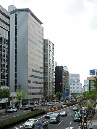 外苑前のフォーラムビルディング🏃‍♂️‍➡️ 設計:谷口建築設計研究所3600mmのグリッドで立面と平面を構成。ブラスト処理を施したステンレスの柱と梁は約400mmと極めて細くて美しい！余計なものは一切消す、もしくは隠すを徹底している。谷口吉生谷口吉生建築谷口