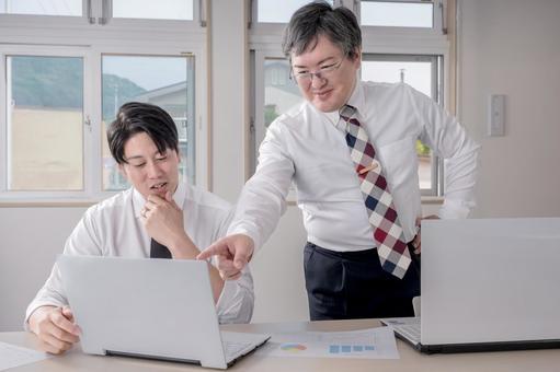 土下座する男性部下と指差しで叱責する上司のイラスト 全身正面と後ろ姿 の Stock ベクターAdobe Stock