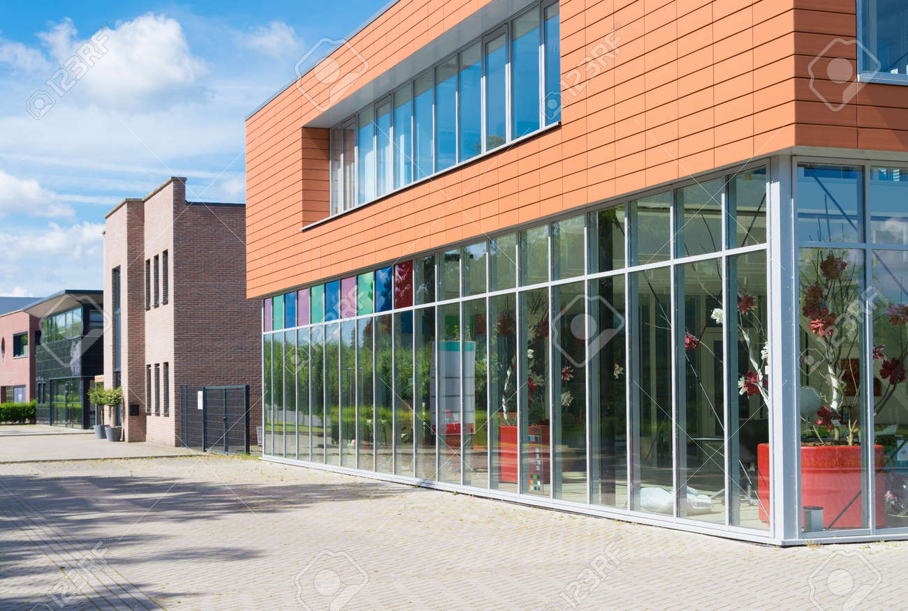 小規模オフィスの外観デザイン：成功に繋がる独自性と調和のポイントオフィス家具のカグクロ