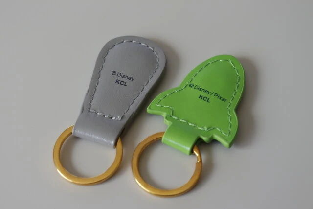 レザー風キーホルダー ワッペンキーホルダー パステル 水色 2個セット セリアの通販 by のび's shop ラクマ