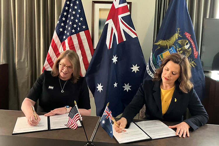 知事訪米 さらなる交流促進を ミシガン州知事と会談滋賀毎日新聞