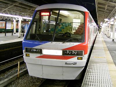 完全に駅貼り時刻表にしか見えない、JR西の路線図付き「カレンダー」がすごいレイルラボ ニュース