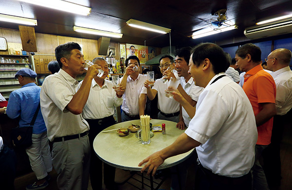 ニューカヤバ東京 この店の独自ルールが凄い！ 女人禁制ではないが ①女性一人の入店は禁止 ②男性グループに女性1人まで と何故か女性蔑視なルール令和の時代に不適切にもほどがある 実はルール知らず一人でぶらりと行ったことがあるが、店内ガラガラにも関わらず