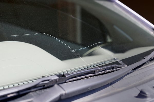 自動車ガラス専門店 株式会社RECミニクーパーのフロントガラス入替です😊 走行中の飛び石のガラスのヒビは、車両保険を使っての修理が可能です😌是非御相談ください✨ 当店では、車両保険での修理も対応しております！ 御見積、御相談は無料ですので、是非御相談