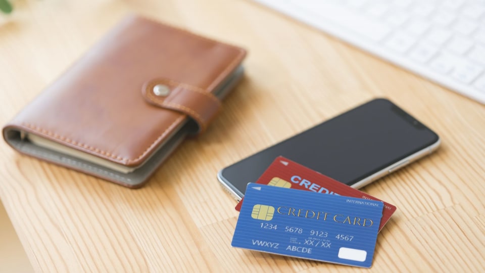 新型iPhoneケースは財布代わりにも。クレカは何枚まで入るかbizSPA
