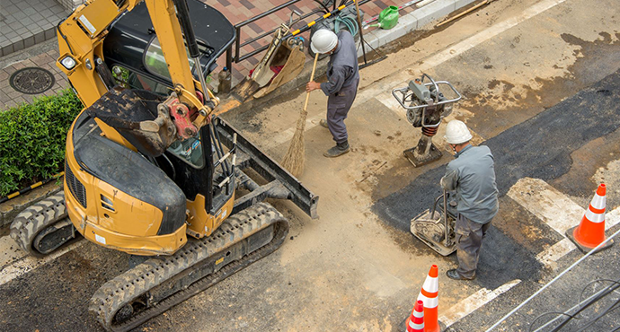 道路の舗装工事現場 警備員がはねられ死亡 工事トラックがバックか 山梨山梨のニュースＵＴＹテレビ山梨1ページ