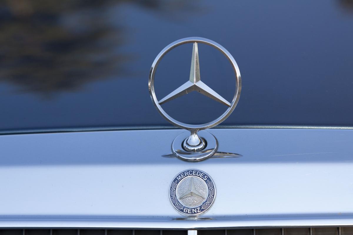 Mercedes-Benzのエンブレムに込められた意味。 Mercedes-Benzのエンブレムには、ブランドが積み重ねてきた歴史と価値観が映し出されています。そのデザインには、Mercedes-Benzの進化の歩みと、技術革新に挑み続けてきた姿勢が示されています。この記事では、その成り立ち