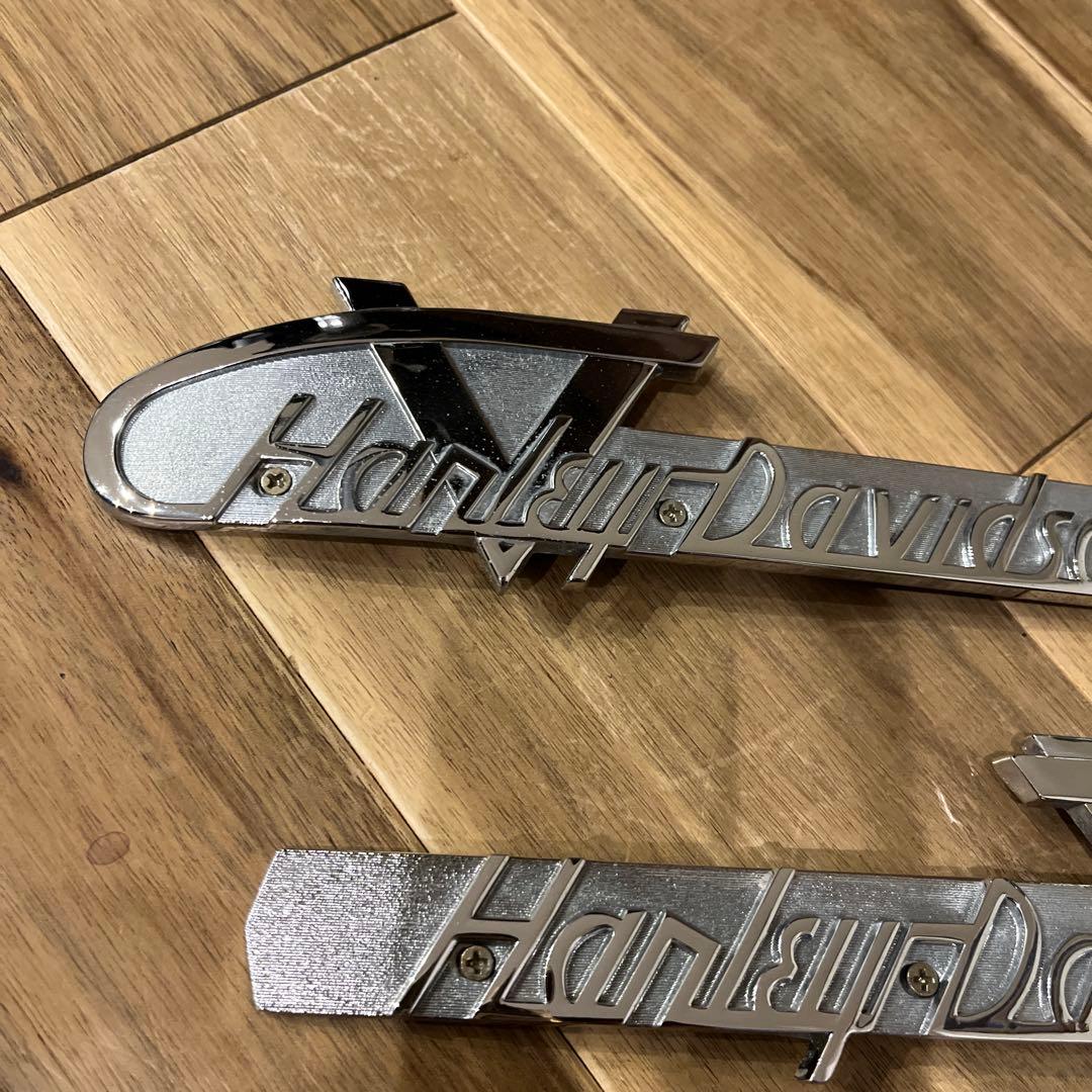 ハーレー タンクエンブレム ペイントが上がってきたタンクにエンブレムを取り付け。- LOWS MAGIC MACHINE