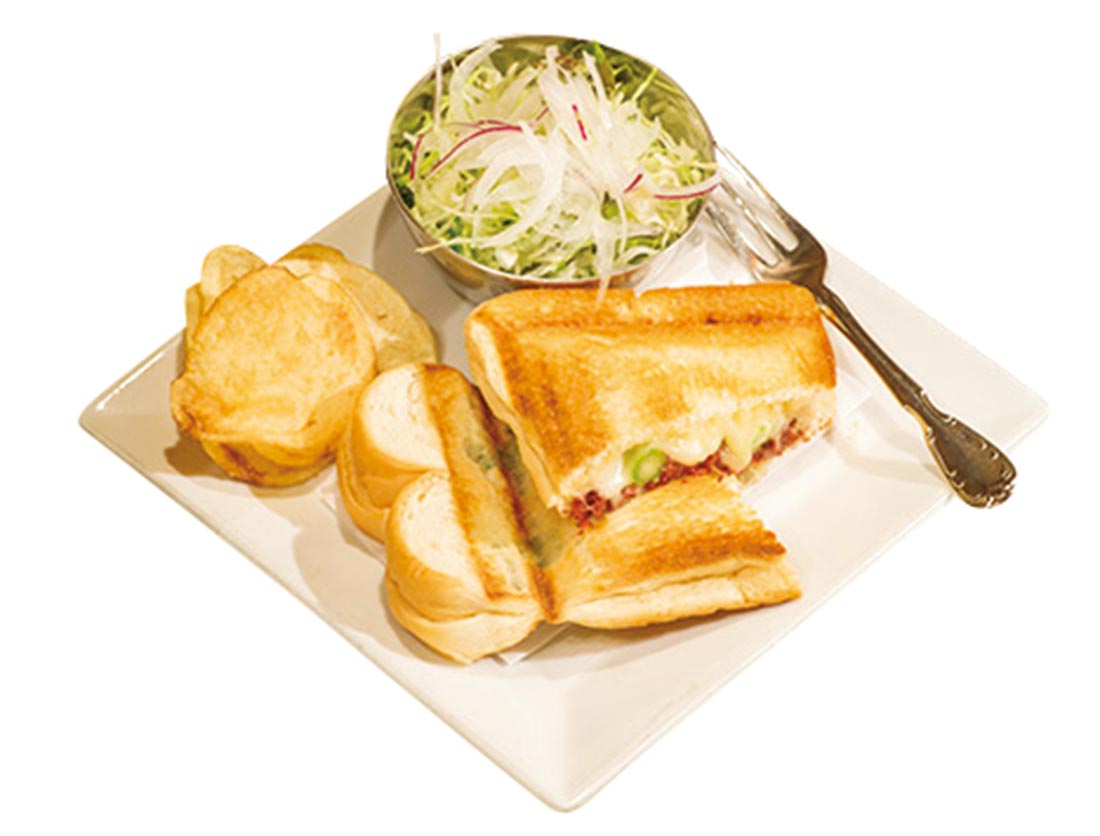 昭和レトロに浸れる老舗「ローヤル珈琲店」 ～リニューアルオープン予定～ 浅草には昔ながらの人気の飲食店が数多くあります。今回はその中で、創業60年を超える老舗の名店『ローヤル珈琲店』をご紹介！ 現在はビルの建て替えにより一時閉店中で、工事完了は2025年5月～6