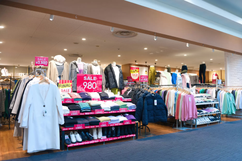 福岡市西区の大型商業施設「マリノアシティ福岡」は8月18日で閉館します。最大90%オフとなるバーゲンセールが実施されていて、朝から多くの人で賑わっています。そのマリノアシティ福岡のシンボルが高さおよそ60メートルの観覧車。計画案では撤去される見通しで、来店客からは別れを惜しむ声も聞かれました。福岡福岡ニュースtiktokでニュース