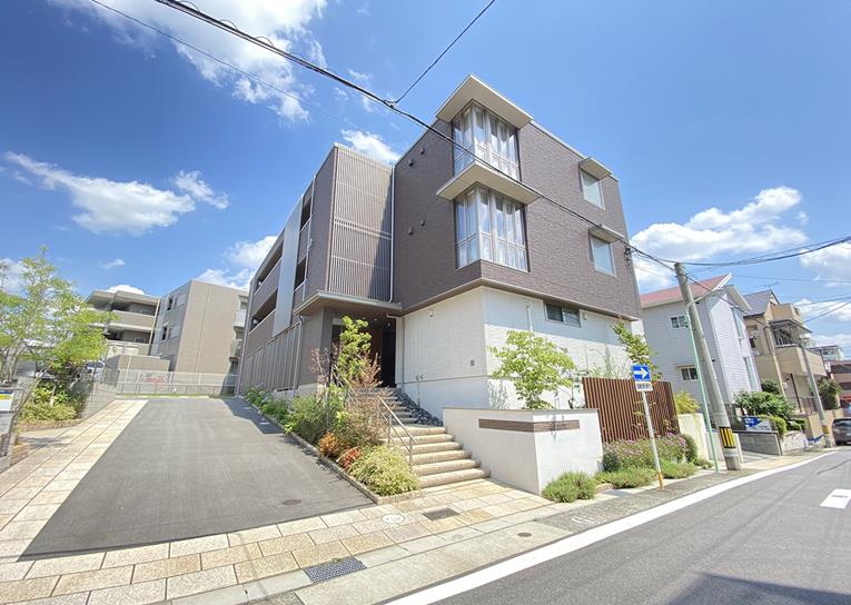 絵本カフェ coccoloメルヘンチックな店内には、絵本がたくさん！のんびりとくつろげる空間です。ドリンク類も充実 今回は、春のフレーバーティーのメルシーミルフォアを選んでみました。白桃と苺の甘い香りが心地よい紅茶でした！茨城笠間かさま巡り笠間カフェ