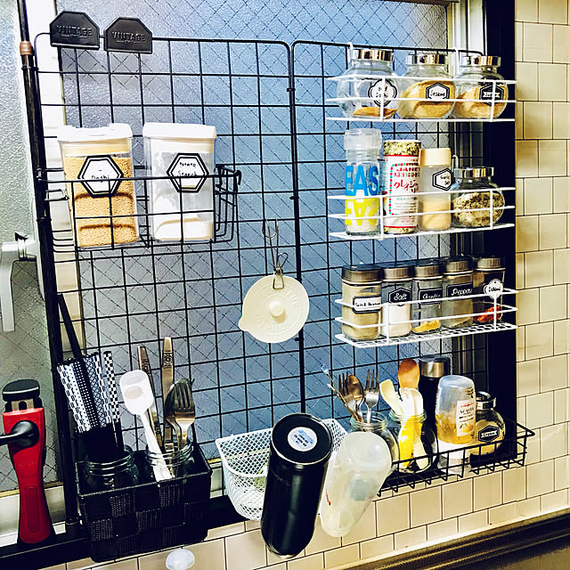 色やサイズもいろいろ！ 100均ワイヤーネットの「かわいい収納」実例50 暮らしニスタ