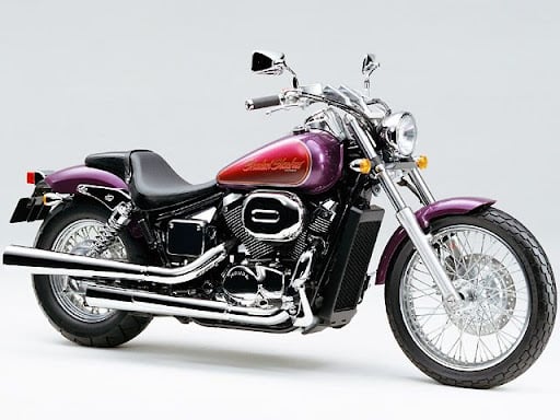 中型免許で乗れる！400cc国産アメリカンバイク特集』 ＼ 乗ってみたいバイクはありますか？コメントで教えてくださいね！所有欲を満たしてくれる迫力と重厚感、高級感溢れるデザイン。 今回は、400cc国産アメリカンバイクをご紹介🎵 🏍90年代アメリカンブームの火付け役