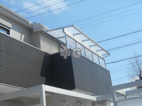 通りから丸見えだったお庭が、目隠しフェンスと屋根付きウッドデッキで、快適なアウトドアリビングに生まれ変わりました 藤沢市 一戸建て庭 ウッドデッキ- ガーデンハーツ株式会社横浜のウッドデッキ専門施工会社