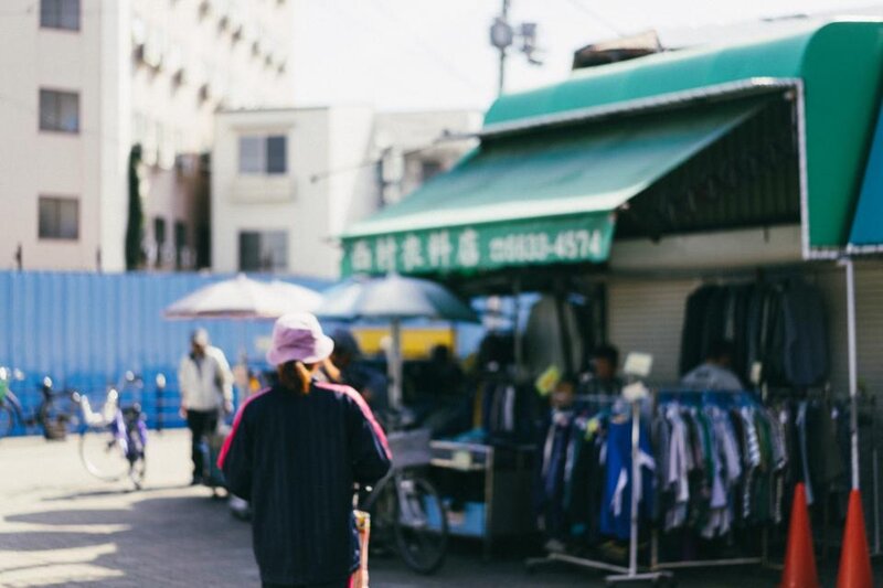 西成のドヤ街に今､若い女性たちが群がる理由 摘発多数の闇市で何を買うのか？ |