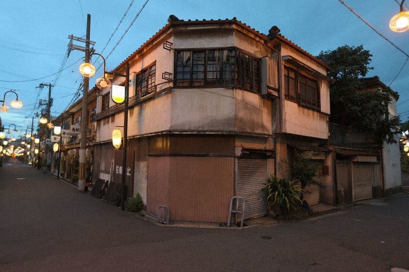 飛田新地のリアル》「かわい子ちゃん大通り」で出会った“冷たい手の女の子”「おじいさんがメキシコ人やと言ってた」 | 文春オンライン