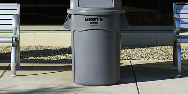 街中にあるゴミ箱も、普通ゴミ用とリサイクルゴミとで分かれています。 アメリカでもSDGsや環境問題への意識が高まっているんですねusaamericastudyabroadlivinginamericatrashcansgarbagecansdowntownblueblackアメリカ留学アメリカ生活