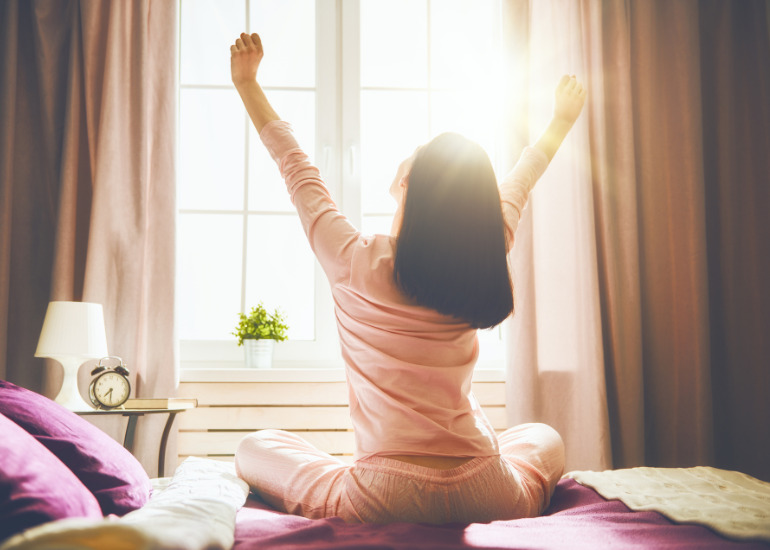 物件を紹介している不動産屋の女性 10725027669 の写真・イラスト素材アマナイメージズ