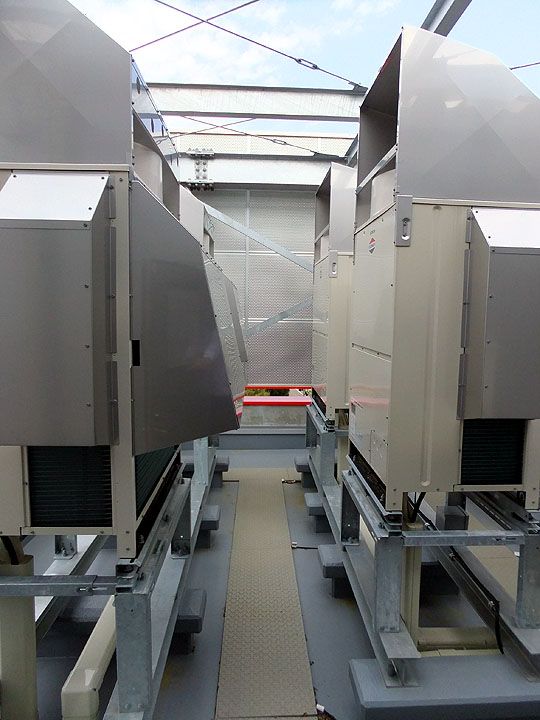 ビルの屋上に設置された空調施設 室外機の Stock フォトAdobe Stock