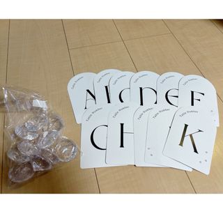 披露宴には欠かせないテーブルナンバーって アルファベットや数字“だけじゃない”って知ってましたか 🫧？ふたりの結婚式だからこそふたりらしさを大切にしたい🩰 そんな先輩カップルの参考したいいろんなテーブルナンバーを集めました◎ ⁡📸SpecialThanks