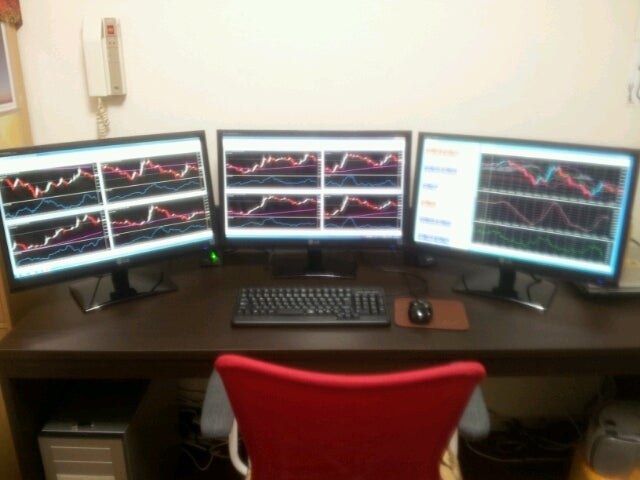 トレードルーム⁡ 私たちのスクールでは、 オフラインの環境も整えております☺️ ⁡ その一つが、 トレードルームになります✨ ⁡ ⁡ この トレードルームで 対面レクチャーを行っており、 分からないことはリアルタイムで 解消して頂けます♪ ⁡ ⁡ またプロから学ぶことで