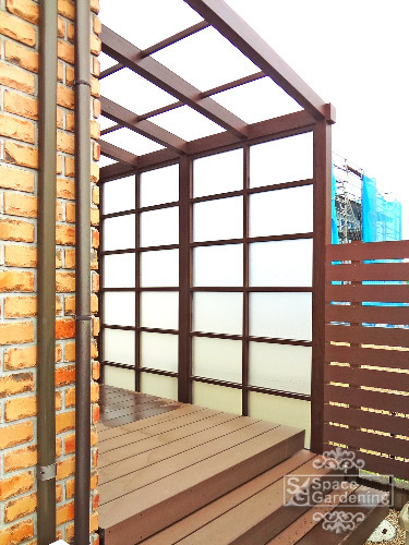 庭にテラス屋根付きのウッドデッキを設置、木製フェンスでおしゃれに演出武蔵野市・小平市のリフォームならCLOVERHOME 株式会社クローバーホーム