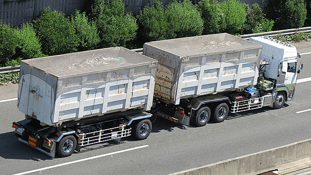 コンテナトラックを運転したりとれーらを引っ張ったりするのにはけん引免許が必要だった自動車情報・ニュース WEB CARTOP