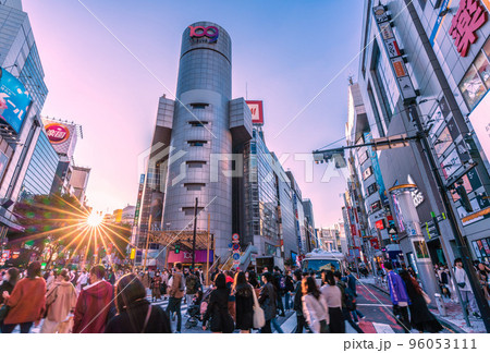 渋ハロ」本番前から大混雑… 3年ぶり自粛要請なしで“お祭り騒ぎ” 仮装する多くの外国人も（2022年10月30日掲載）｜日テレNEWS NNN