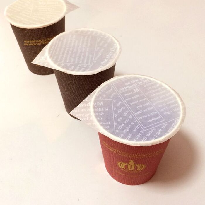 手作り万華鏡 ※動画は2枚目にあります簡単に作れる、万華鏡を作りました！ キラキラキレイです☺️用意するもの◾︎ 紙コップ 2つ ◾︎カラーセロハン 100均◾︎ トレーシングペーパーまたはクッキングシート、半紙 ◾︎ 両面テープやセロテープ