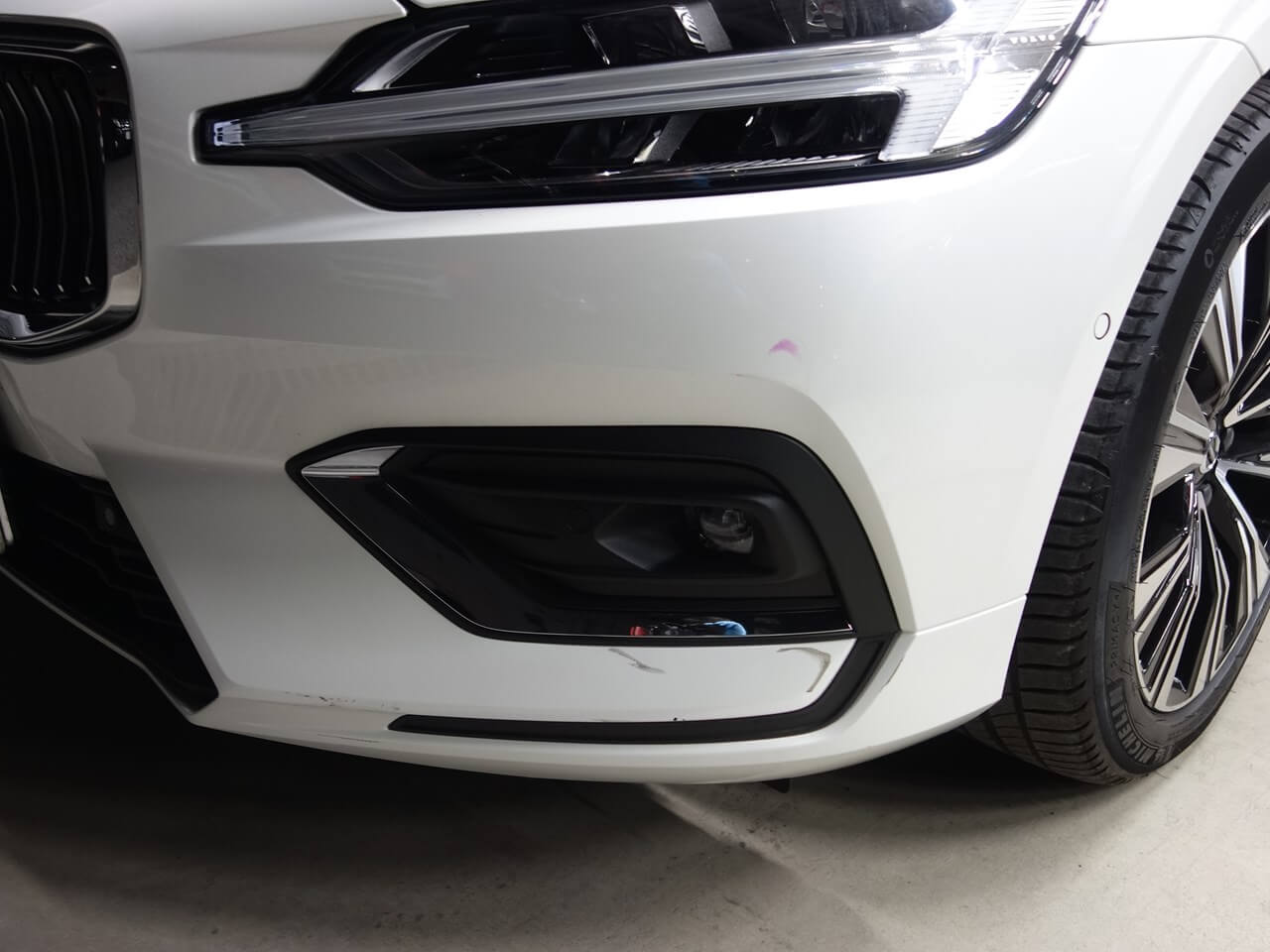 ボルボ VOLVOXC60のフロント事故車を修理しました。鹿児島で板金塗装、車の修理・車検のことなら米沢自動車にお任せ