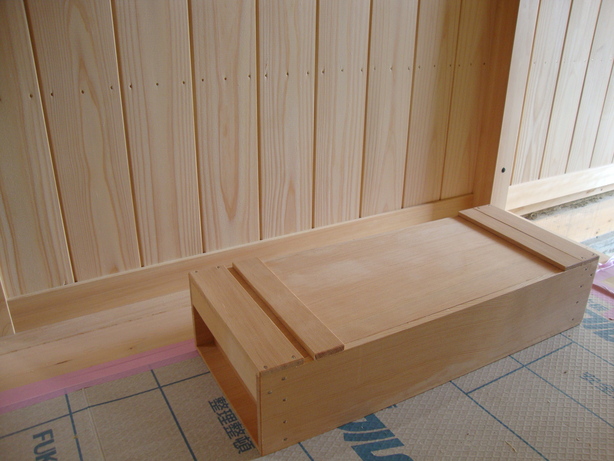 やりくり式道具箱 講座竹中大工道具館でのDIY指導者研修。今回は、昔ながらの やりくり式の道具箱。杉板の墨付け・木取りから、縦引き横引きでの切断、はぎ合わせ、カンナでのサイズ調整などなど、全て手工具で仕上げるコツを伝授していただきました フタの把手部除く