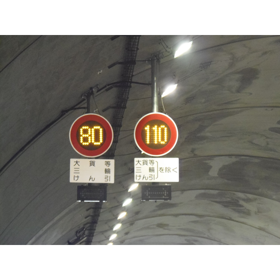 他の投稿もチェック👀⇒ @safic_official ＼最高速度とは？⁡ 高速道路の最高速度といえば、100km hと答える方が多いかもしれません。しかし、必ずしもそうとは限りません。実は、最高速度は「法定速度」と「指定速度」の２種類があります🚙 道路標識や道路標示で指定