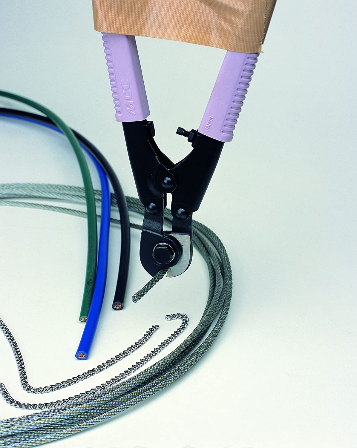 タイヤのワイヤーが切れる原因を内部構造から解説！くるま