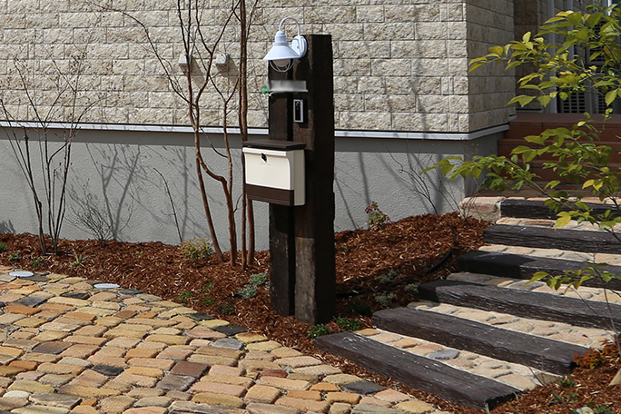 枕木門柱は腐るのになぜ人気？長持ちさせるコツと代わりのアイデアも紹介 - ガーデンデザイン にわここ