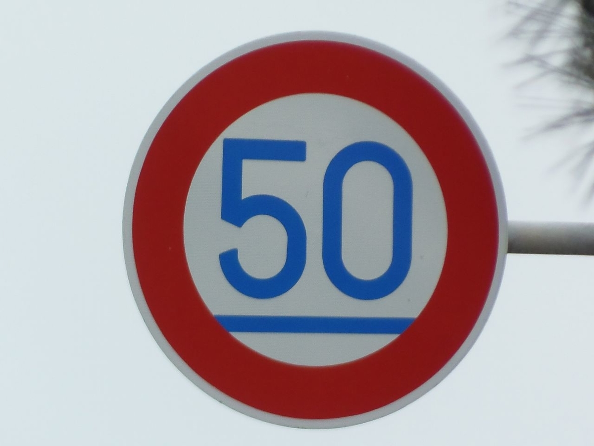 高速道路で撮影された１枚に驚きの声 道路標識をよく見ると ？ – grapeグレイプ