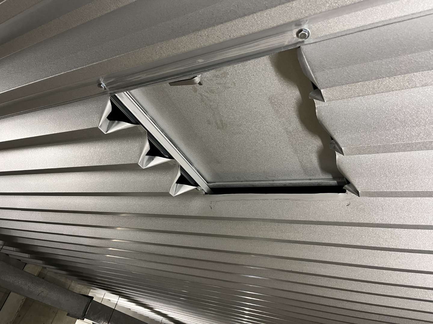 床下点検口取り付け工事👷‍♀️ 床が古かった為、蓋の柄が変わってしまいました⚒️ 新築・リフォーム・補修工事等御座いましたら、どうぞお気軽にお声掛けください‼︎有限会社 宮本工務店 宮崎県児湯郡新富町大字日置783-18 tel:0983−33−5114 ＨＰ http