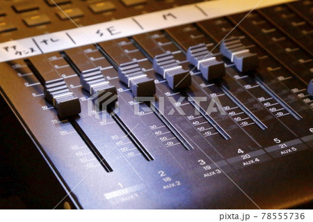 ミキサー 70mm フェーダー ミキサー 4 チャンネル 7 バンド EQ 16 エフェクト ミキシング コンソール 個別 48VAmazon.co.jp: オーディオミキサー プロのスタジオや音楽愛好家向けの XLR 出力と 48V ファンタム電源を備えたミキサー 4チャンネル Aux Effec PC