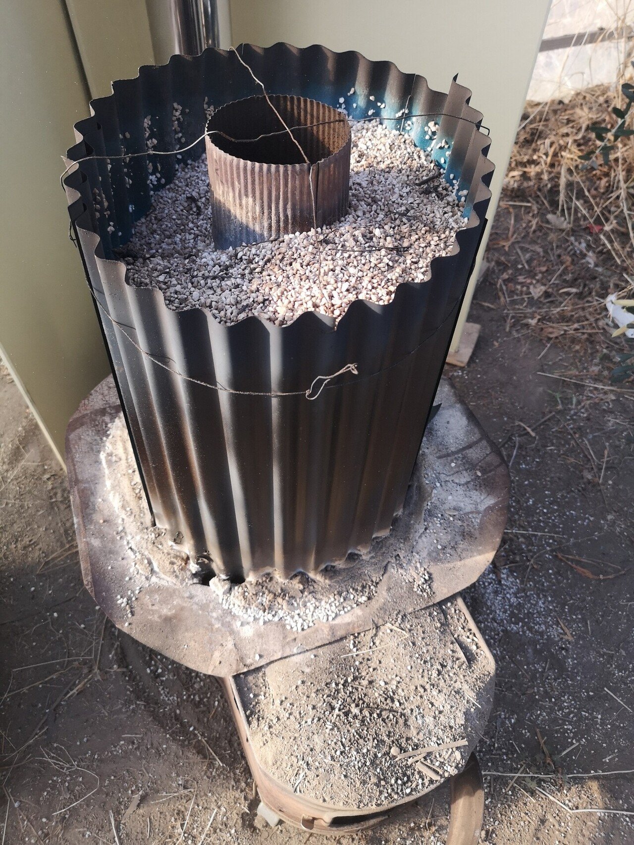 伊万里にある唐津焼 窯元 今岳窯:早起きして ロケットストーブ2号機