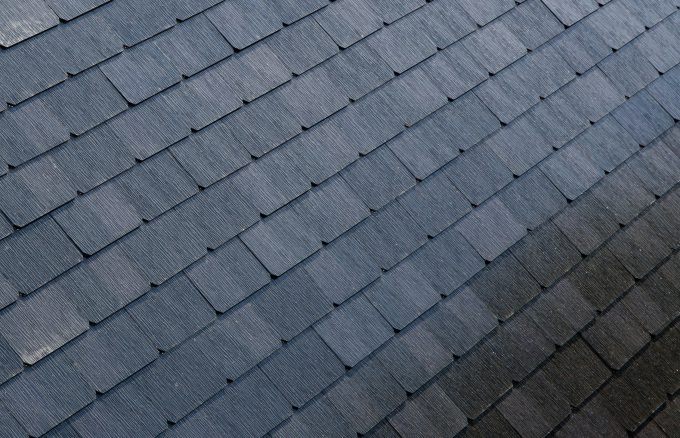 世界初、テスラ製ソーラールーフ＆パワーウォールの街が現実のものに