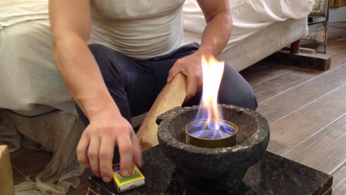 Amazon.co.jp: バイオエタノール暖炉 暖房器具 暖炉 屋内用 ポータブル 高さ37 67cm 自立型 本物の炎 メタルポータブルファイヤピット クリーン燃焼 エタノール暖炉 無煙無臭 木製の脚 簡単に取り付ける キャンプ ストーブ 暖房 キャンプ 誕生日 お引越し新築祝い木脚