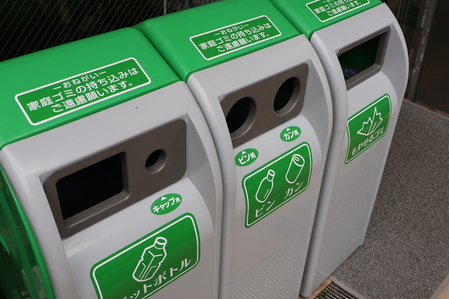 家庭ゴミ 捨てないで 店舗用 看板 プレート ゴミ 不法投棄禁止 マナー 標識 おしゃれ 持ち込み禁止 禁止 ポイ捨て 禁止 お断り 持って帰ってポイ禁止 ごみ 注意 防止 シンプル 目立つ 縦 防水 ピクト 業務用 屋外用 パネル W100×H300mmイヌのかんばんや