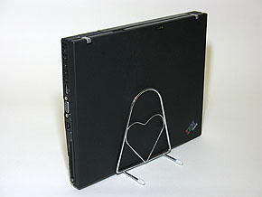 ダイソーで買える超便利なノートPC & タブレット縦置きスタンド！デスクがスッキリTanweb