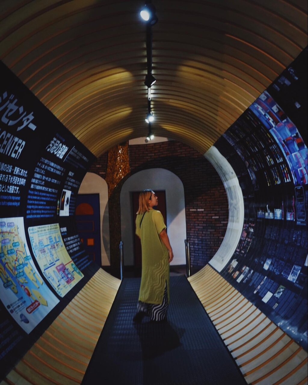 舞洲スレッジセンター フンベルトバッサーのタイル建築