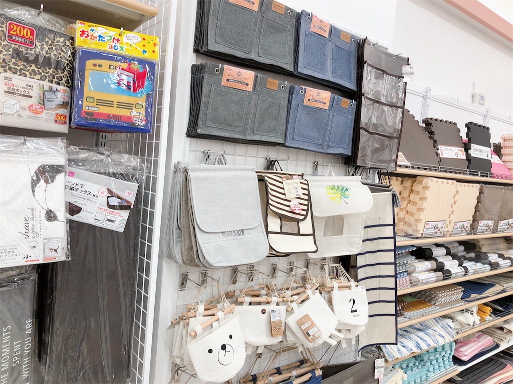 DAISOの『タオルストッカー』﻿ これがあの場所で大活躍🙌﻿ ﻿ ﻿ キッチンで使う手拭きタオルって﻿ みなさんどこに収納していますか？﻿ ﻿ ﻿私の場合、手拭きタオルをすべて﻿ 洗面所に収納しているので﻿ キッチンからわざわざ取りに行く必要が ﻿ ﻿ ﻿ そんなときに活躍するの