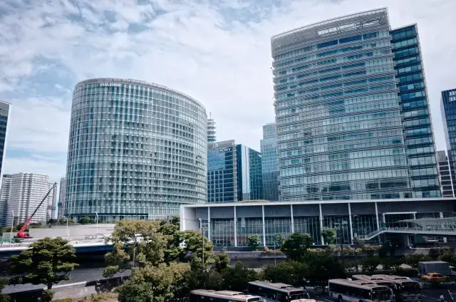 日産グローバル本社ギャラリーと横浜三井ビルディング 10696000714 の写真・イラスト素材アマナイメージズ