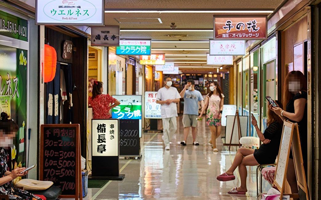 写真]《写真多数》中国系マッサージ、風俗店、ジューススタンド…多種多様なテナントが密集する“新橋の秘境”を探訪してみた | 文春オンライン