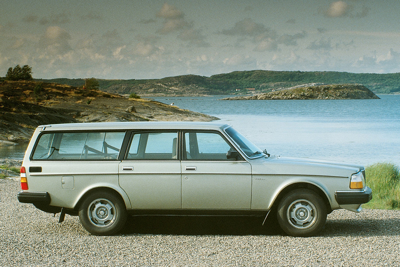 ステーションワゴンブーム再来の予感？ SUVには無いメリット満載のボルボ・エステートの魅力とは PRくるまのニュース